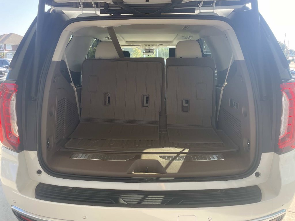 Used 2023 GMC Yukon Denali w/ Denali Reserve Package AWD/4WD image 9