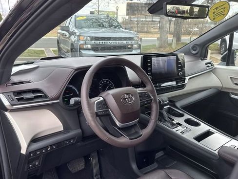 Used 2024 Toyota Sienna Platinum image 20