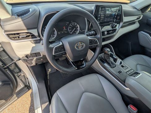 Used 2021 Toyota Highlander XLE image 10