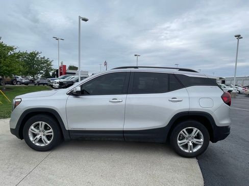 Used 2022 GMC Terrain SLE w/ Driver Convenience Package FWD image 4