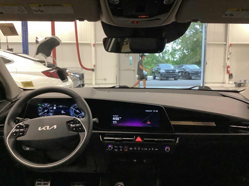 Certified 2025 Kia Niro Wave w/ Wave Preserve Package FWD image 7