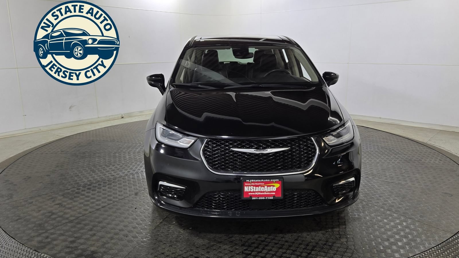 Used 2024 Chrysler Pacifica Limited FWD image 2