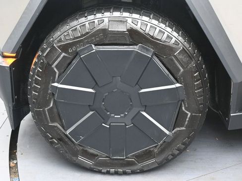 Used 2024 Tesla Cybertruck AWD Crew Cab image 37