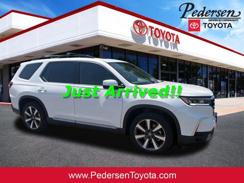 Used 2025 Honda Pilot Touring image 1