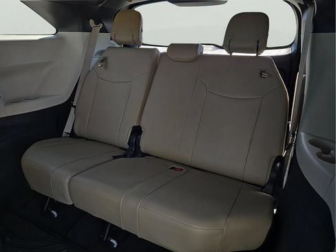 Used 2023 Toyota Sienna XLE FWD image 10