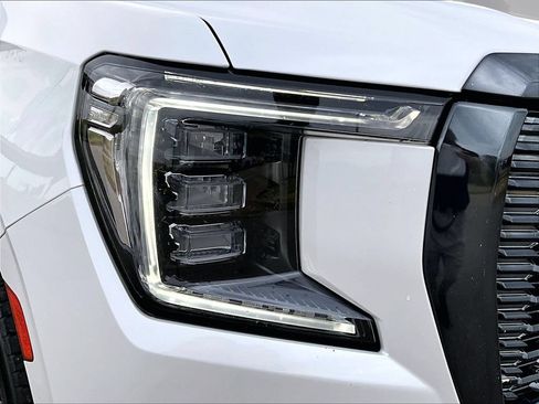 Used 2023 GMC Yukon Denali Ultimate AWD/4WD image 12