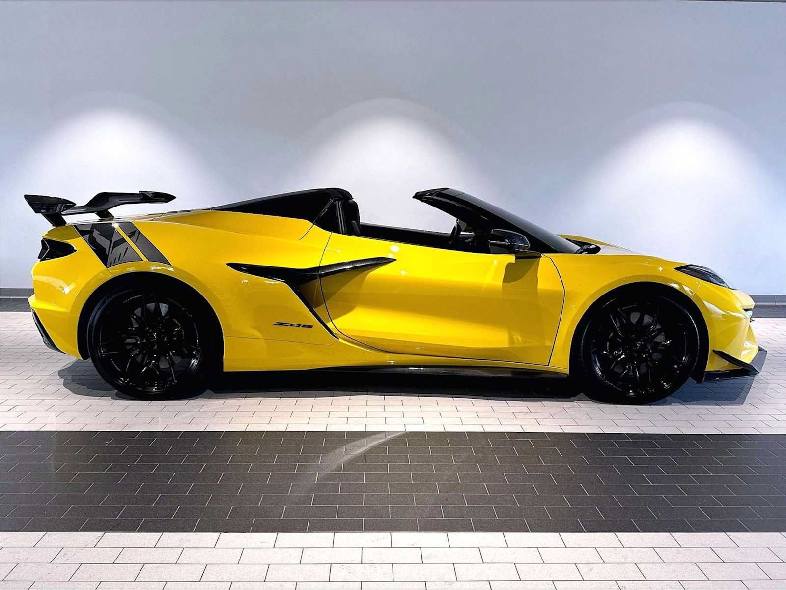 Used 2025 Chevrolet Corvette Z06 w/ Stealth Interior Trim Package RWD image 11
