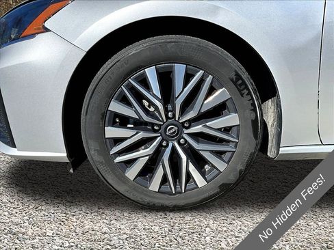 Used 2024 Nissan Altima 2.5 SV FWD image 9