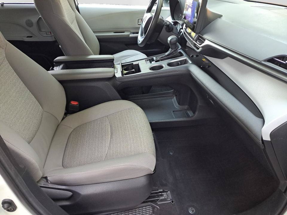 Used 2025 Toyota Sienna LE AWD/4WD image 18