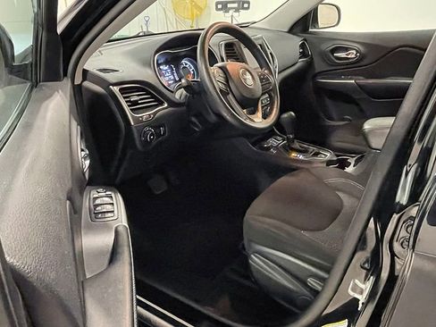 Used 2019 Jeep Cherokee Latitude w/ Popular Appearance Group image 16