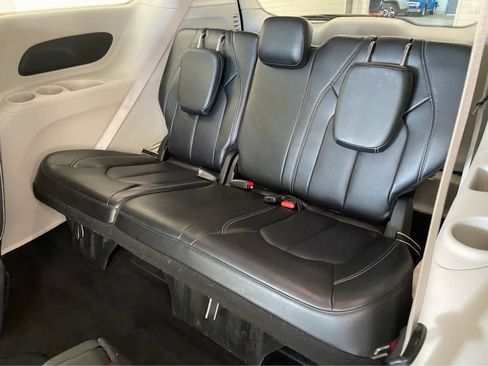 Used 2024 Chrysler Pacifica Touring-L image 14