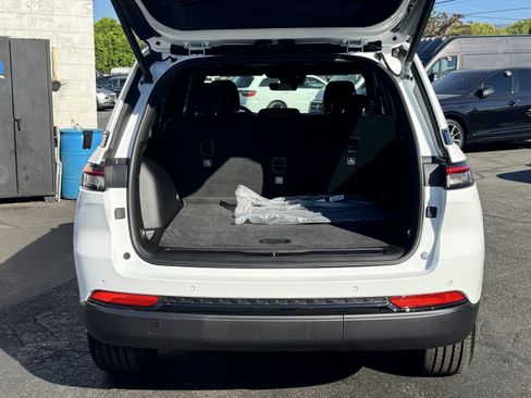 New 2025 Jeep Grand Cherokee Altitude image 13
