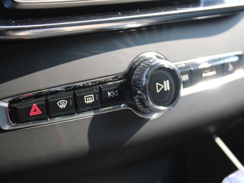 New 2026 Volvo XC90 B6 Plus w/ Protection Package Premier AWD/4WD image 19