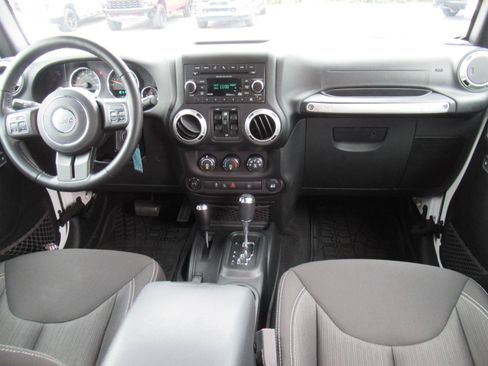 Used 2018 Jeep Wrangler Unlimited Sahara w/ Connectivity Group AWD/4WD image 13