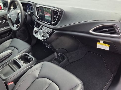 Certified 2027 Chrysler Pacifica Select FWD image 21