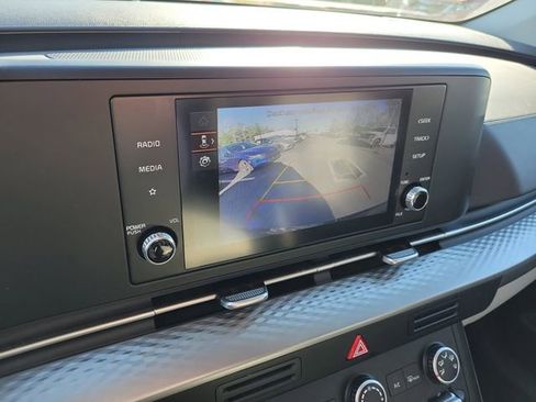 Used 2024 Kia Carnival LX image 21