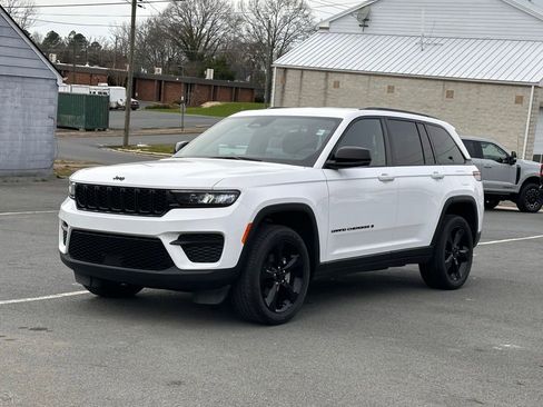 Used 2023 Jeep Grand Cherokee Altitude image 4
