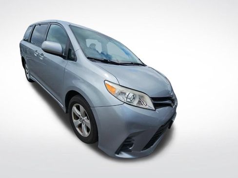 Used 2019 Toyota Sienna LE FWD image 2