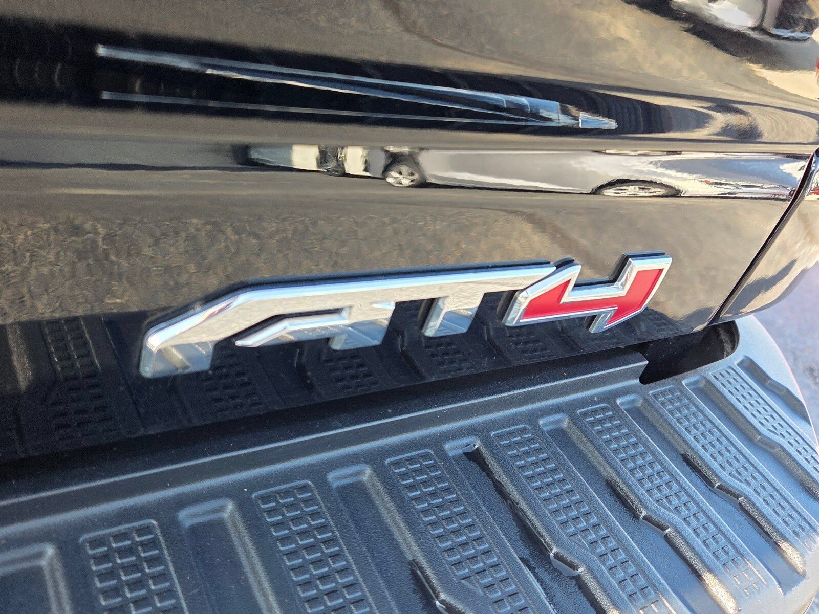 Used 2024 GMC Sierra 2500 AT4 w/ AT4 Premium Plus Package AWD/4WD image 11