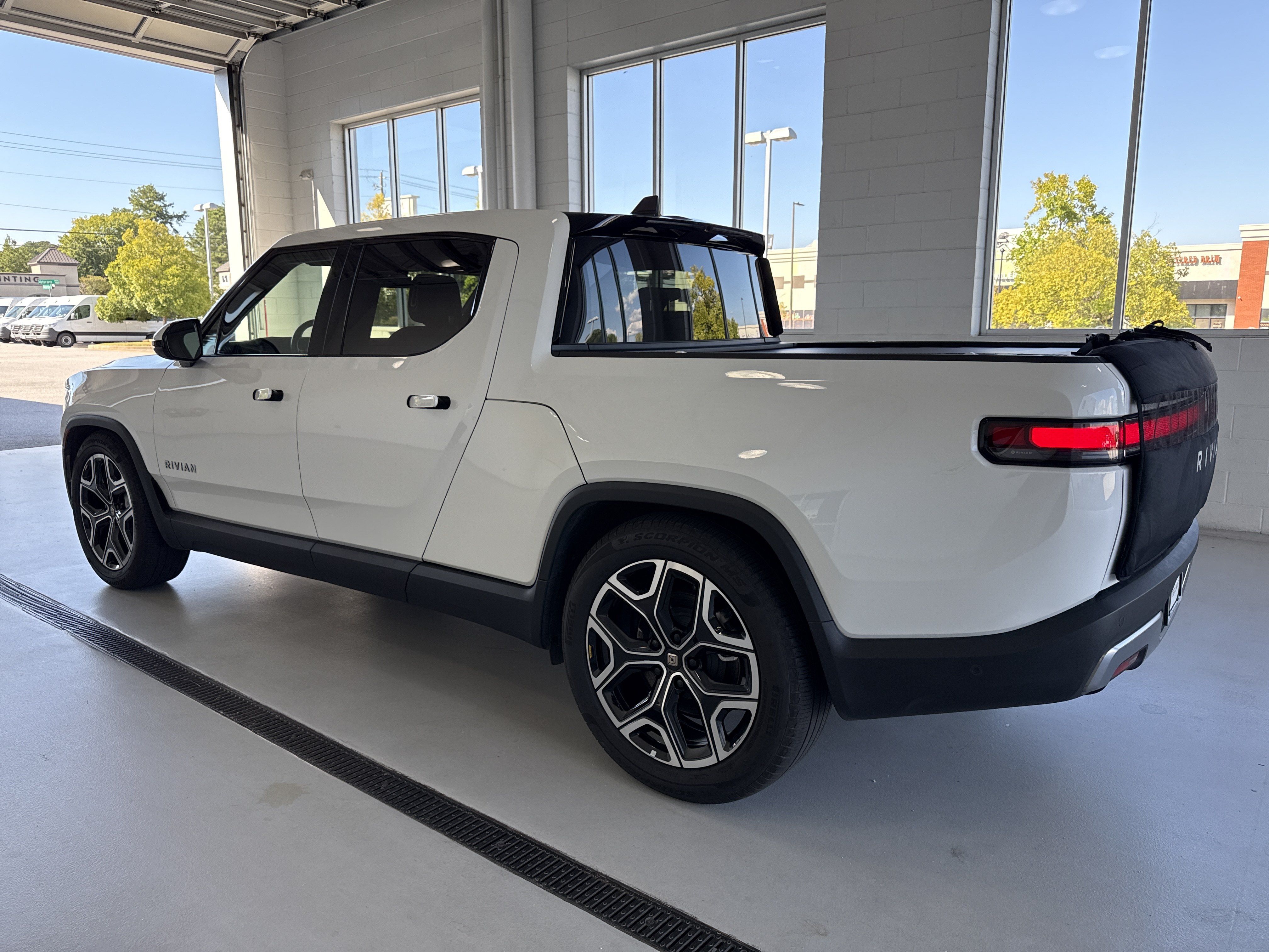 Used 2025 Rivian R1T Adventure Dual AWD/4WD image 3