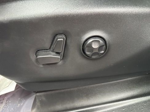 Used 2025 Chrysler Pacifica Limited FWD image 17