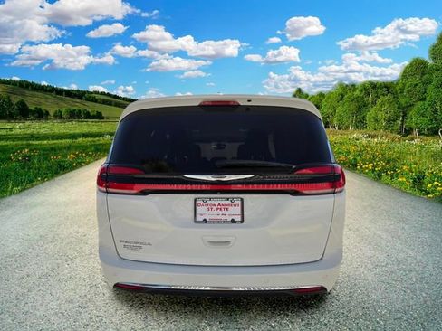 Certified 2022 Chrysler Pacifica Touring-L FWD image 5