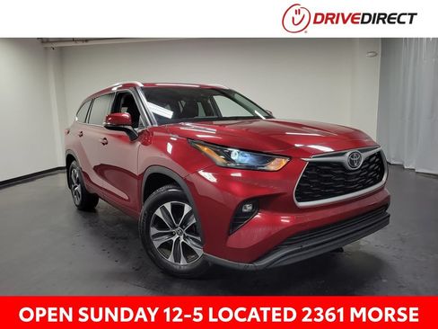 Used 2022 Toyota Highlander XLE AWD/4WD image 1