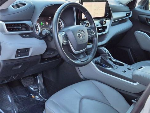 Used 2023 Toyota Highlander XLE FWD image 9