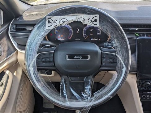 New 2025 Jeep Grand Cherokee Limited image 16