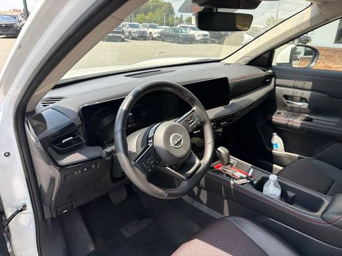 Used 2025 Nissan Kicks SR w/ Interior Electronics Package FWD image 4