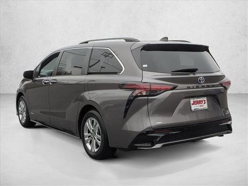 Used 2021 Toyota Sienna XSE image 5