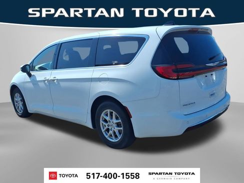 Used 2023 Chrysler Pacifica Touring-L FWD image 9