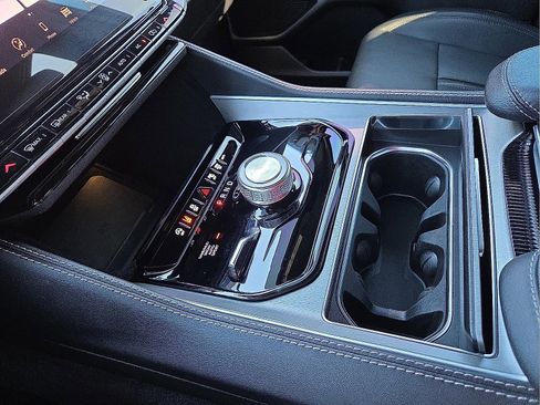 Used 2025 Jeep Wagoneer 4WD image 25