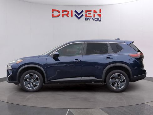 Used 2025 Nissan Rogue SV AWD/4WD image 2
