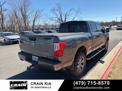 Used 2019 Nissan Titan SV w/ SV Convenience Package image 4