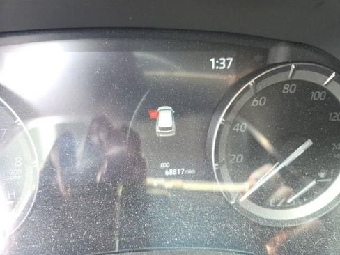 Used 2021 Toyota Highlander XLE FWD image 17