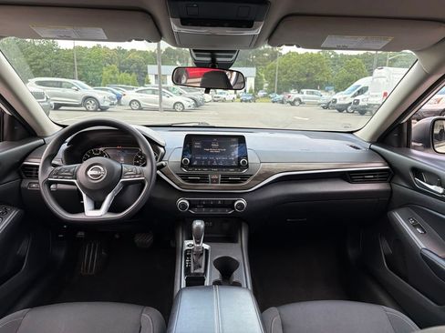 Used 2025 Nissan Altima 2.5 SV FWD image 8