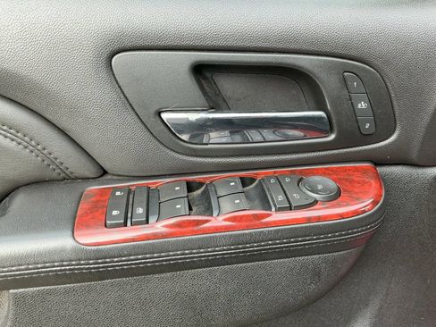 Used 2010 Cadillac Escalade Premium image 9