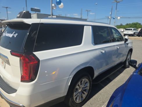 Used 2023 GMC Yukon XL SLT w/ SLT Premium Package image 4