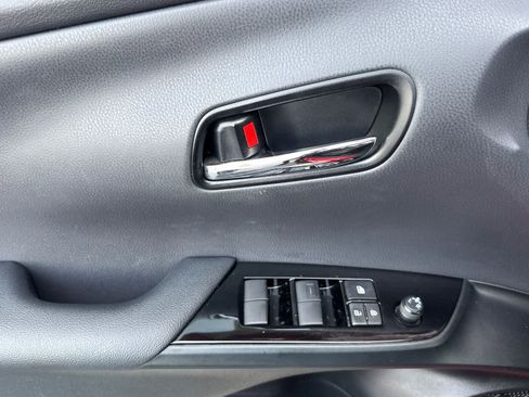 Used 2021 Toyota Prius Prime XLE FWD image 12