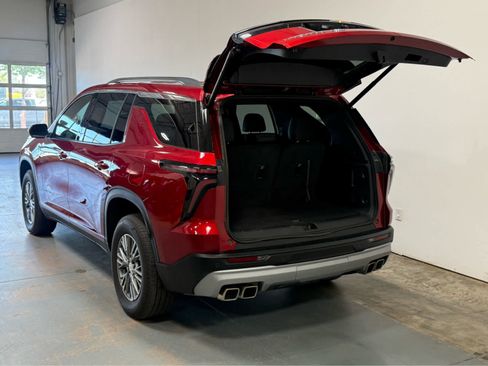 Used 2025 Chevrolet Traverse LT w/ Driver Confidence Package AWD/4WD image 4