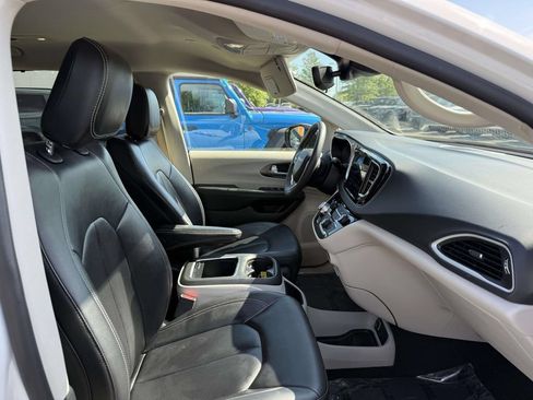 Used 2024 Chrysler Pacifica Touring-L FWD image 14