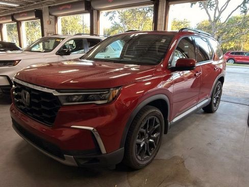 Used 2025 Honda Pilot Touring image 2