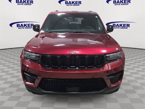 Used 2024 Jeep Grand Cherokee Altitude image 2