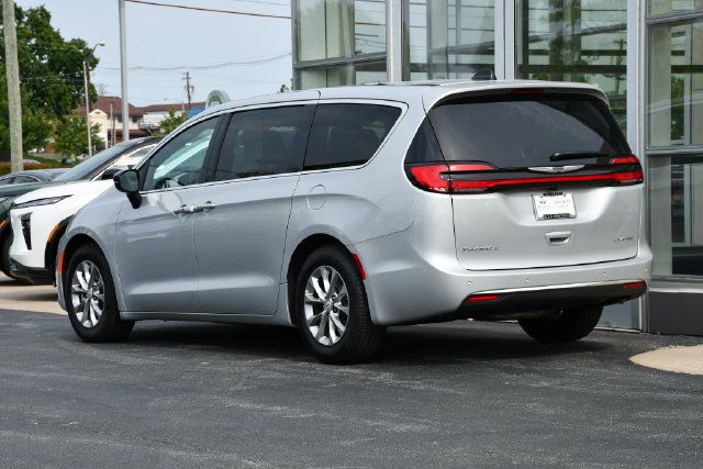 Used 2026 Chrysler Pacifica Limited FWD image 10