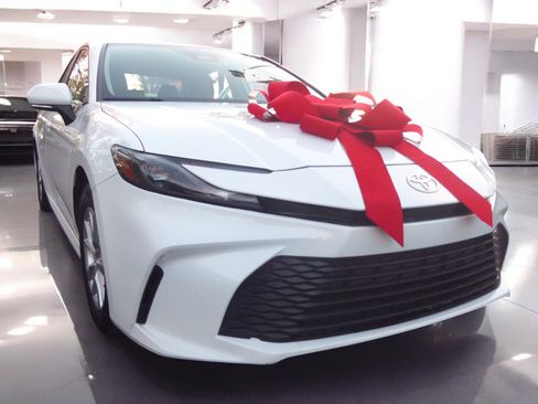 Used 2025 Toyota Camry LE image 5