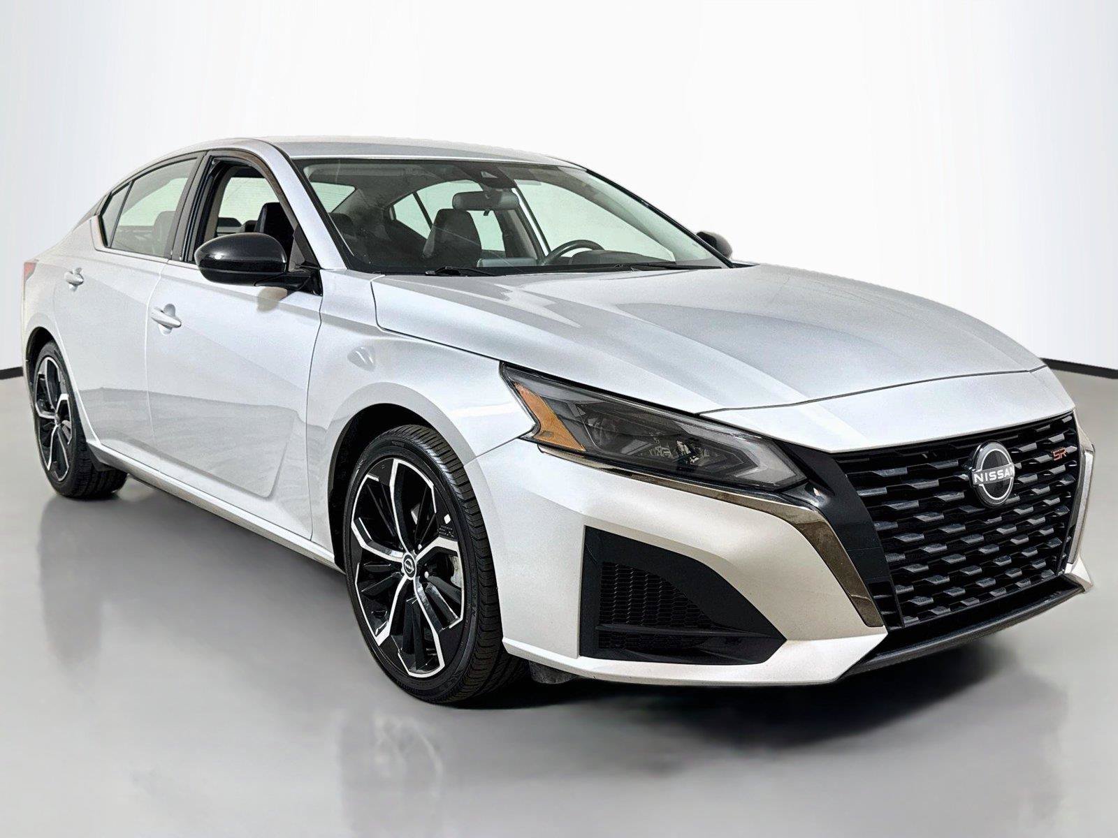 Used 2024 Nissan Altima 2.5 SR FWD image 3