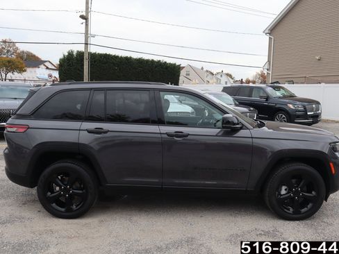 Used 2024 Jeep Grand Cherokee Limited w/ Black Appearance Package image 5
