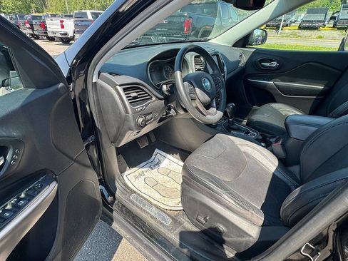 Used 2021 Jeep Cherokee Limited w/ Mopar Interior Package AWD/4WD image 6