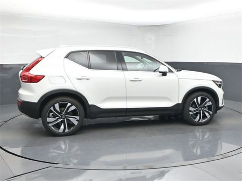 Used 2024 Volvo XC40 B5 Plus w/ Protection Package Premier image 8